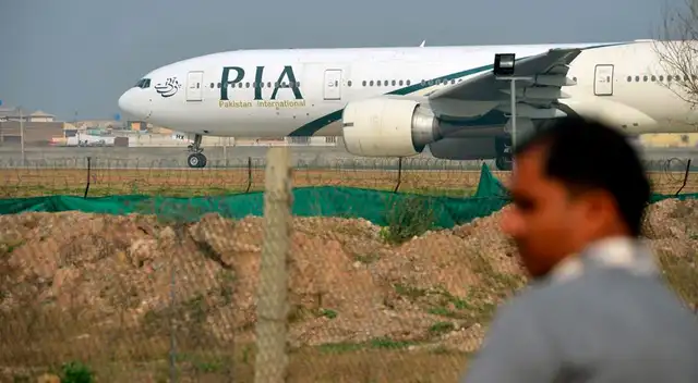 El avión se estrelló cerca a una zona residencial.