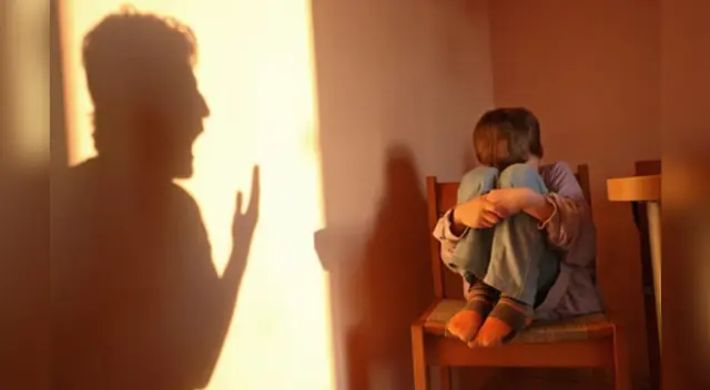 La mujer fue arrestada por intento de homicidio contra sus menores hijos.