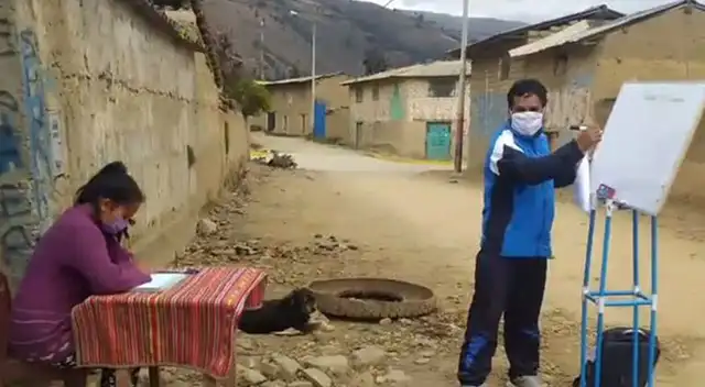 Profesor va a la casa de sus alumnos a dictarles las clases.