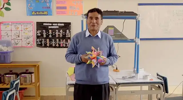 Profesor va a la casa de sus alumnos a dictarles las clases.