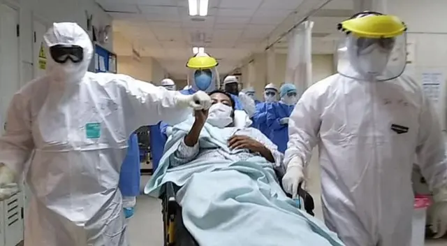 Sus colegas lo recibieron entre gritos y aplausos.