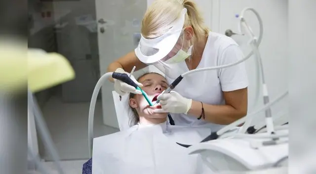 En el caso de los pacientes portadores de prótesis dentales, deben higienizar la misma con agua caliente o agua oxigenada  luego de regresar de la calle.