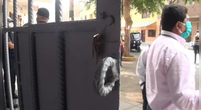 Encuentran cucarachas en el interior de una farmacia