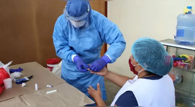 fueron 104 comerciantes del mercado Nuevo Chimbote  pasaron la prueba rápida de Covid-19.