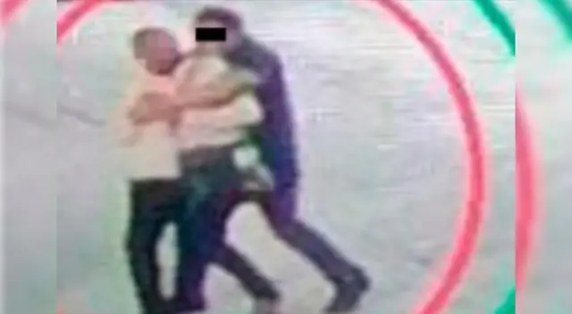 El sujeto amenazada a sus víctimas un cuchillo. El sujeto amenazada a sus víctimas un cuchillo.