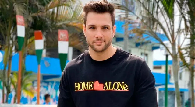 Nicola Porcella dice el nombre de su amor platónico.