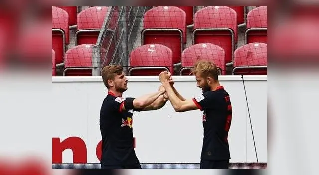 Timo Werner celebra el primer gol junto a Konrad Laimer