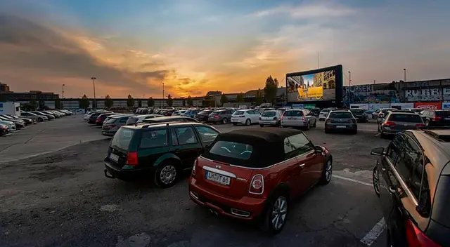 Un aereopuerto de Uruguay se convirtió en autocine.