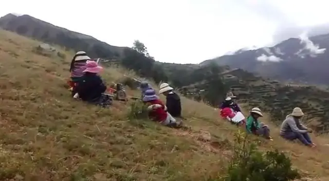 Los niños suben hasta un cerro para captar la señal radial del programa.