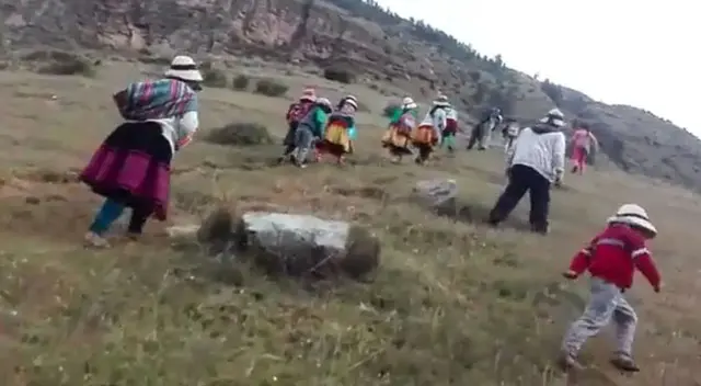 Los niños suben hasta un cerro para captar la señal radial del programa.
