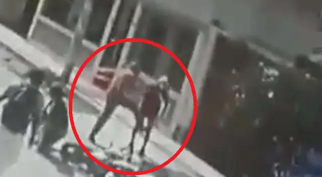 El sujeto logró derribar de un empujón al ladrón.