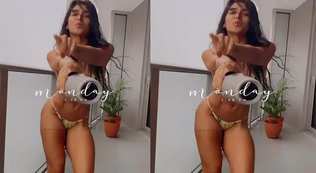 Una bella mujer jugando con la lluvia