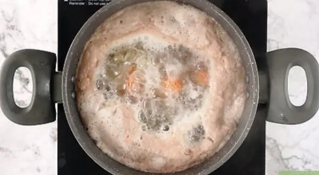 ¿Qué causa la espuma blanca en el caldo de pollo? ¿Qué causa la espuma blanca en el caldo de pollo?