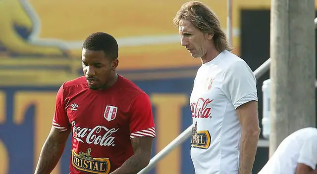Jefferson Farfán recibió el apoyo de Ricardo Gareca. Jefferson Farfán recibió el apoyo de Ricardo Gareca.