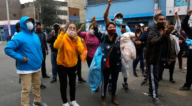 Comerciantes aseguran que necesitan trabajar para poder llevar un pan a la mesa de su hogar. Comerciantes aseguran que necesitan trabajar para poder llevar un pan a la mesa de su hogar.