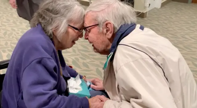 Los ancianos tuvieron un conmovedor reencuentro. Los ancianos tuvieron un conmovedor reencuentro.