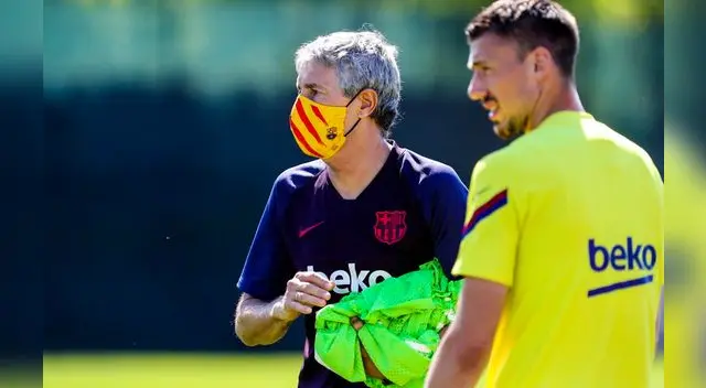 Quique Setién luce la mascarilla oficial del club