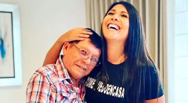 Se divierte en cuarentena con su padre. Se divierte en cuarentena con su padre.