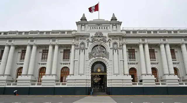 Reducirán sueldo al presidente, ministros y servidores públicos. Reducirán sueldo al presidente, ministros y servidores públicos.