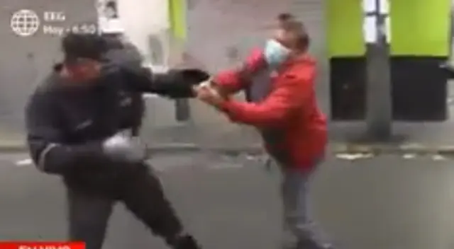 Fiscalizadores de La Victoria decomisaron mercadería de ambulantes.