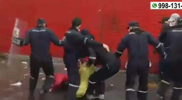 Fiscalizadores de La Victoria decomisaron mercadería de ambulantes.