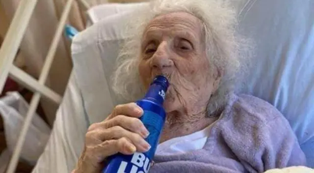Jennie Stejna, de 103 años, celebra que ha vencido al coronavirus con una cerveza helada. Jennie Stejna, de 103 años, celebra que ha vencido al coronavirus con una cerveza helada.