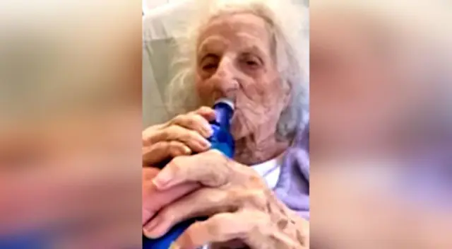Jennie Stejna, de 103 años, celebra que ha vencido al coronavirus con una cerveza helada. Jennie Stejna, de 103 años, celebra que ha vencido al coronavirus con una cerveza helada.