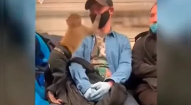 El video fue grabado en un tren de Moscú, en Rusia, y publicado en Facebook volviéndose rápidamente viral.