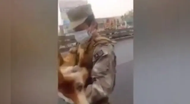 El noble acto del muchacho se volvió viral en las redes sociales.