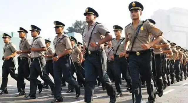 Policías fueron intervenidos al interior de un prostíbulo.
