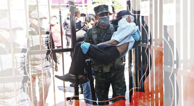 Infante ayuda a anciano en Pucallpa.
