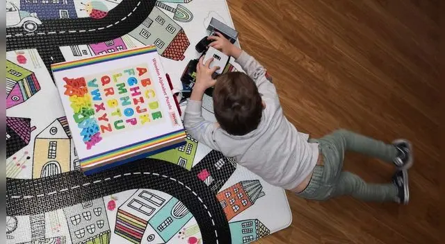 Se debe tener una conversación con los hijos para aclarar la información errónea que ven en los medios de comunicación.