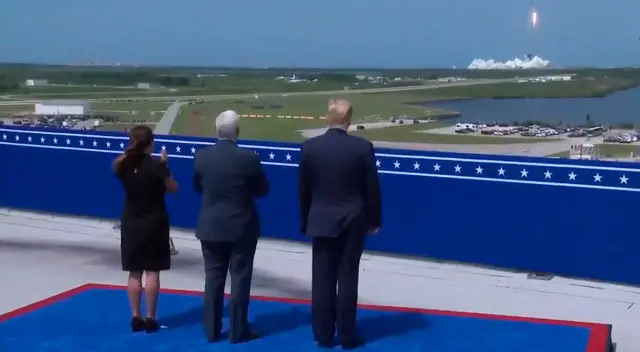 Donald Trump viendo el despegue de la Crew Dragon. Donald Trump viendo el despegue de la Crew Dragon.
