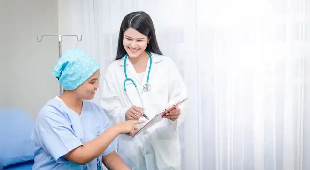 En la mayoría de los casos los tratamientos oncológicos como la quimioterapia o inmunoterapia deben continuar. En la mayoría de los casos los tratamientos oncológicos como la quimioterapia o inmunoterapia deben continuar.