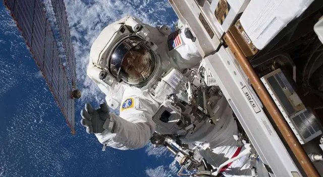 La tripulación habitual de la ISS es de tres personas.