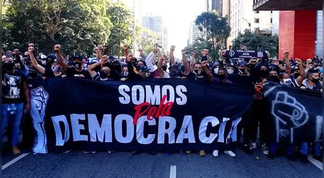 Hinchas se unieron contra Bolsonaro. Hinchas se unieron contra Bolsonaro.