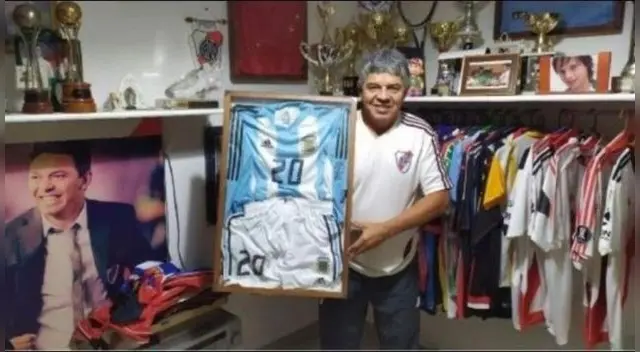 El muñeco se anotó un golazo de media cancha