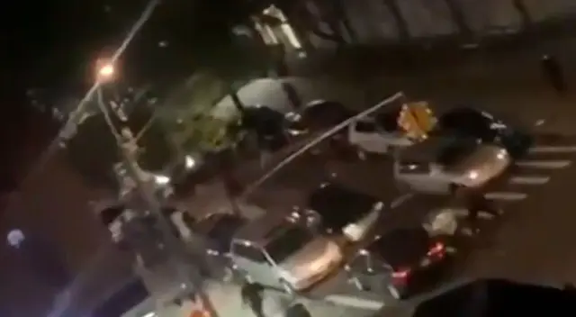 Auto embiste a policía y lo deja tirado en la pista. Auto embiste a policía y lo deja tirado en la pista.