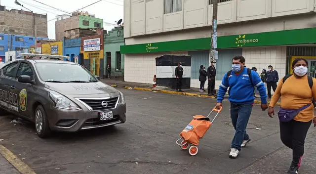 Comercio ambulatorio en La Victoria.
