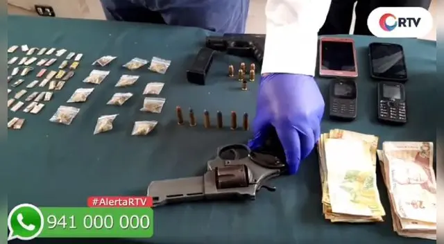 En la Intervención policial se decomisó dos armas de fuego cargadas, drogas, celulares, dinero y los embutidos. En la Intervención policial se decomisó dos armas de fuego cargadas, drogas, celulares, dinero y los embutidos.