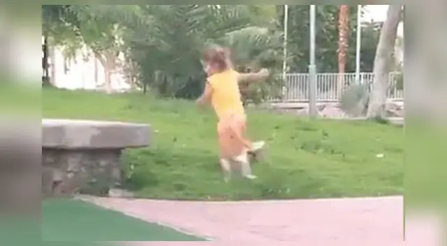 El divertido video de la menor y su mascota en YouTube causó la risa de miles de internautas.