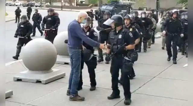 Los policías que atacaron al longevo fueron suspendidos de sus labores en la ciudad de Buffalo, en Nueva York.