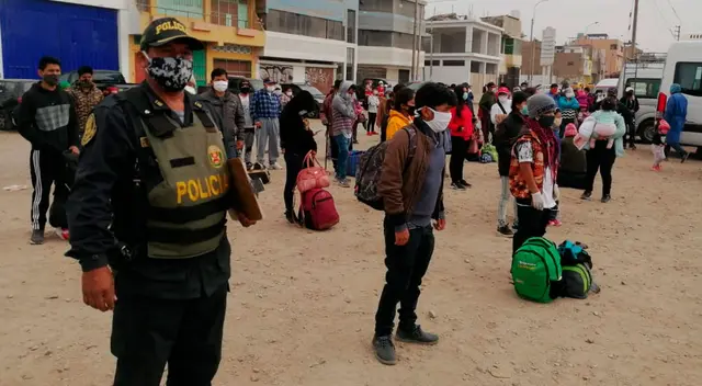 Además del transporte, los ciudadanos pasaron por tamizaje de prueba rápida para descartar el coronavirus y puedan subir a los minivans para regresar a sus hogares.