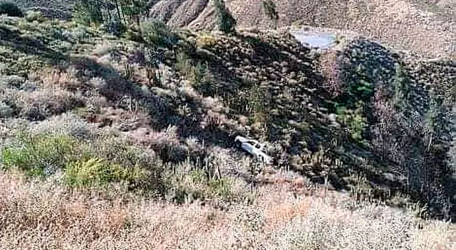 El vehículo se despistó y cayó al abismo El vehículo se despistó y cayó al abismo