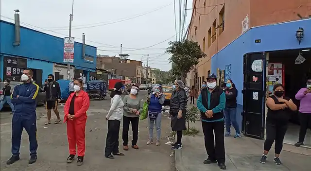 Ambulantes toman calles de La Victoria.