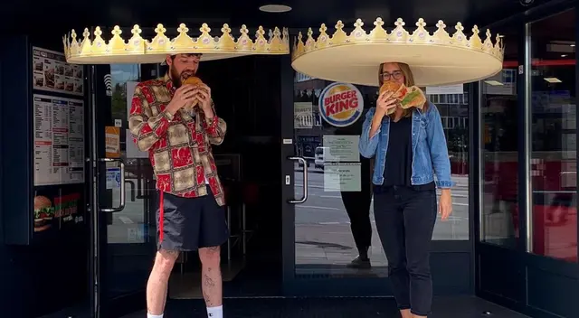 La corona de la distancia socia busca reforzar las normas de altos estándares de seguridad e higiene de Burger King. La corona de la distancia socia busca reforzar las normas de altos estándares de seguridad e higiene de Burger King.