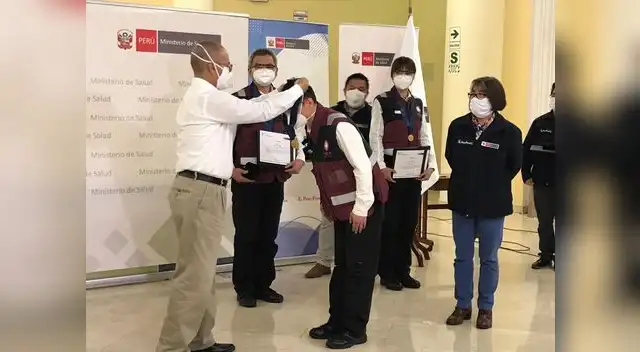 Minsa condecora a expertos Chinos