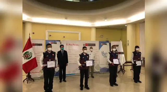 Minsa condecora a expertos Chinos