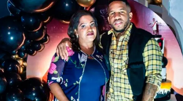 Jefferson Farfán agradece por su gloria a su mamá, Doña Charo. Jefferson Farfán agradece por su gloria a su mamá, Doña Charo.