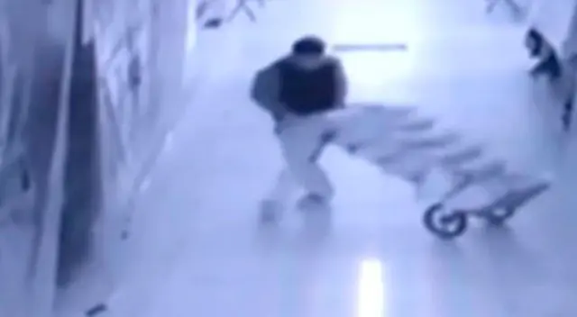 Graban a sujeto que robó 11 sacos de arroz Graban a sujeto que robó 11 sacos de arroz